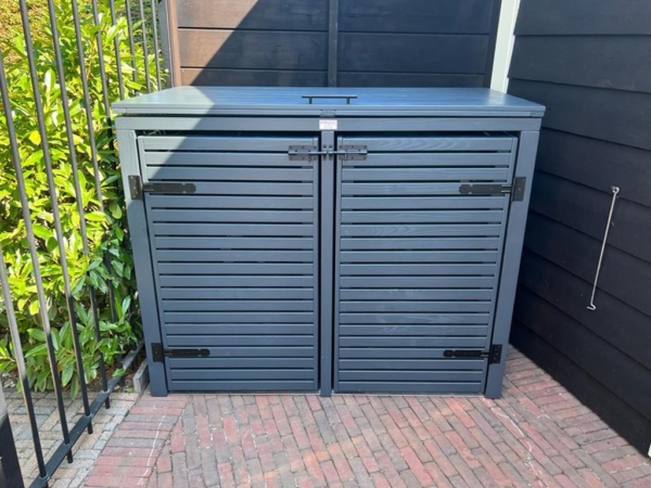 2 containers | Met deuren in tuin