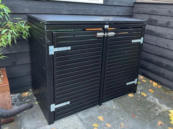 2 containers | Met deuren zwart in tuin